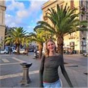 Nachhilfelehrerin für die Klassenstufe 1 bis 8 (aktuell bin ich Abiturienten: 12. Klasse), ich helfe auch gerne bei Deutsch weiter