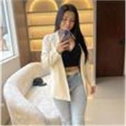 Profesora de comunicación enseña clases y ayuda en tareas a estudiantes de primaria y secundaria