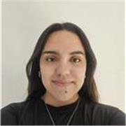 Profesora de inglés imparte clase a personas de todas las edades