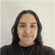 Profesora de inglés imparte clase a personas de todas las edades