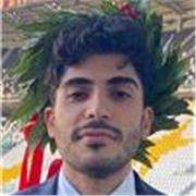 Docente di Photoshop impartisce lezioni a ragazzi provenienti da ogni liceo ed università che vogliono cimentarsi in questo mondo