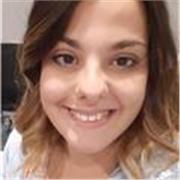 Studentessa impartisce lezioni relative a materie umanistiche