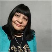 Profesora imparte clases a niños y niñas