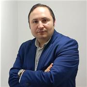 Profesor de economía empático y con soltura de palabra