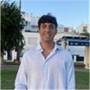 Me defino como un entrenador apasionado, responsable y comprometido con el desarrollo del jugador.