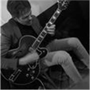 Jazzista professionista(diplomato in chitarra classica al conservatorio G.verdi di Milano) impartisce lezioni di chitarra jazz, blues,rock e classica.
Esperienza trentennale.
