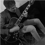 Jazzista professionista(diplomato in chitarra classica al conservatorio G.verdi di Milano) impartisce lezioni di chitarra jazz, blues,rock e classica.
Esperienza trentennale.