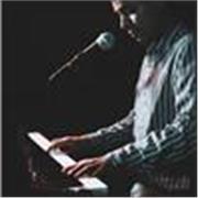 Profesor de piano ofrece enseñanza sobre el instrumento, con didáctica y búsqueda de lo que resultado se quiere lograr