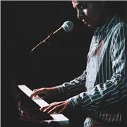 Profesor de piano ofrece enseñanza sobre el instrumento, con didáctica y búsqueda de lo que resultado se quiere lograr