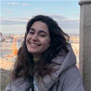 Profesora que imparte clases de apoyo escolar a alumnos de instituto