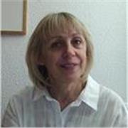 Profesora de inglés imparte clases a niños de todas las edades y adultos