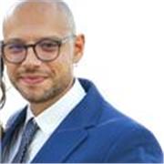Laureato in scienza e tecnologia della chimica industriale impartisce lezioni di chimica a: laureandi, studenti delle superiori