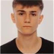 Profesor de matemáticas que sabe como tratar con niños y que ayuda a estos a desenvolverse bien en la materia.