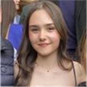 Profesora de inglés que da clase a niños de todas las edades