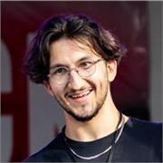 Student prowadzący zajęcia z języka angielskiego dla każdego