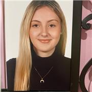Alumna con el título de bachillerato y en primer año de carrera de magisterio de infantil y primaria, ofrece clases para niños