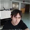 Profesor de piano imparte clases a alumnos de grado elemental