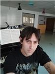 Profesor de Piano imparte clases a alumnos de grado elemental