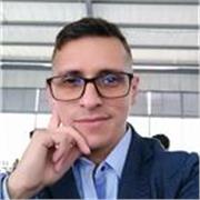 Profesor de inglés imparte clases a estudiantes de diferentes edades y niveles