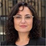 Profesora de periodismo enseña técnica de escritura y oratoria
