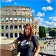 Sono Alice, diplomata al liceo linguistico, con certificazione Cambridge C1 dopo 10 mesi negli USA. Studio design della comunicazi