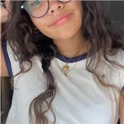 Estudiante de un grado de estudios hispánicos propuesta a dar clases a cursantes de primaria, la ESO o bachillerato.