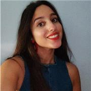 Profesora imparte clases a niños/as de todas las edades en diversas materias ligadas a humanidades