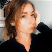 Graphiste et designer textile, spécialisée dans la seconde main luxe