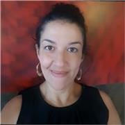 Je suis enseignante d'anglais de formation, ayant une licence d'anglais ; j'aime transmettre mes connaissances en langues.