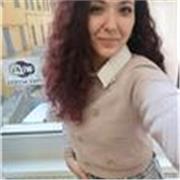 Laureata in lingue impartisce lezioni di inglese, sia in presenza che da remoto