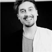 Attore e Insegnante di Dizione e Comunicazione fornisco lezioni di lettura e consapevolezza espressiva e esposizione in pubblico