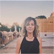 Profesora de lengua castellana y literatura, licenciada en comunicación, especializada en arte, edición y escritura creativa.