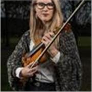 Laureata in conservatorio, insegnante di viola e violino