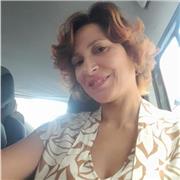 Laureata in economia aziendale con il massimo dei voti e spiccata passione per l'insegnamento