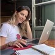 Titulada en diseño y producción editorial, además de gráfica publicitaria. Amplios conocimientos de arte, pintura, y técnicas. 