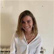 Profesora da clases de todas las materias para niños