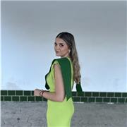 Estudiante de educación primaria de universidad capacitada para dar clases a los niños de primaria en todos los niveles