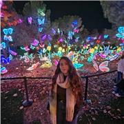 Actualmente soy opositora, estudié criminología. Suelo cuidar a los hijos de los amigos de mis padres y les ayudo con las tareas