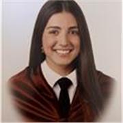 Estudiante que imparte clases particulares a niños de primaria y la ESO