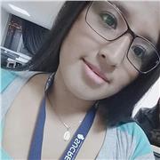 Profesor de español imparte clase a niños de todas las edades