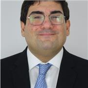 Me defino como alguien que siempre le ha interesado la historia, que tiene una licenciatura y un máster de esa materia, y que no le importa la edad de quien quiera aprender.