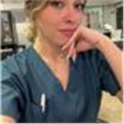 Profesora de química imparte clases a alumnos de nivel primario y secundario