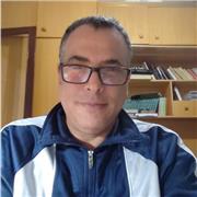 Licenciado en psicología de la educación, imparte clases a todos los niveles, física, matemáticas, química, historia y filosofía