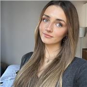 soy una universitaria estudiando diseño, he hecho bachillerato artístico y tengo experiencia tratando con niños y me encantan.