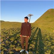 Studente del liceo linguistico che offre aiuto compiti in presenza