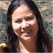 Profesora que imparte clases a los niños de 1ero a 4to grado de primaria