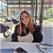 Studentessa di quarta superiore con esperienza di babysitting