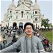 Je suis prof d’anglais dans une école primaire en France, en plus je donne des cours à distance.