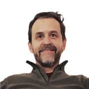 Philosophe, je suis passionné par la tech et le business. Enseigner ma langue maternelle, c'est vraiment un plaisir pour moi.