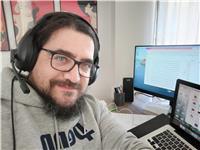 Docente di web design impartisce lezioni personalizzate a distanza